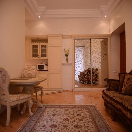 Apartment For Rent On Deribasovskaya Street 오데사 외부 사진